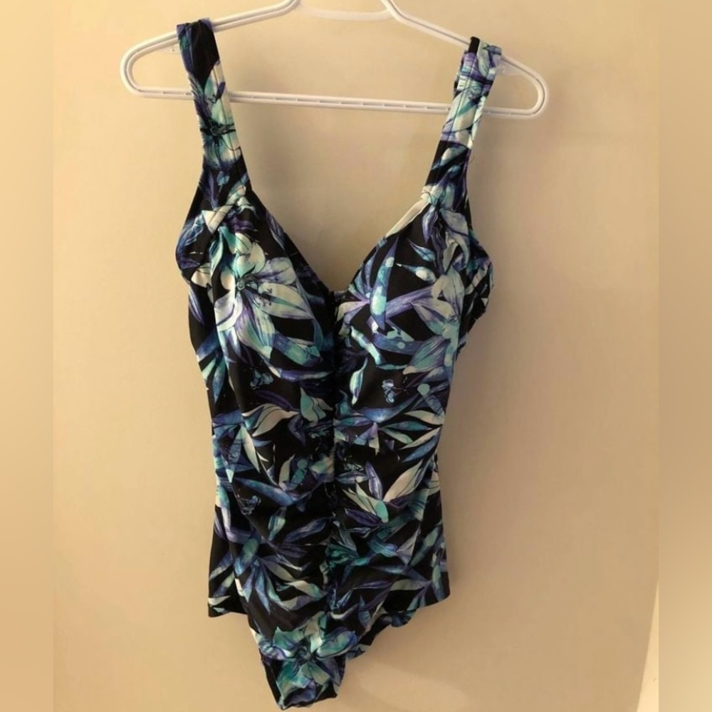 Women's Swimsuit (Le Cove)
- Size 18